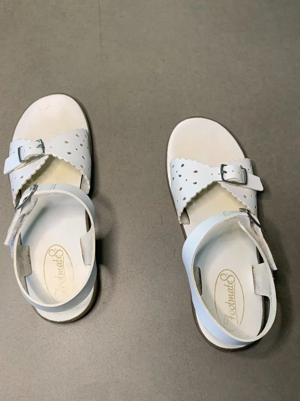 FootMates Girls White Leather Sandals Size 2 Velcro Scalloped